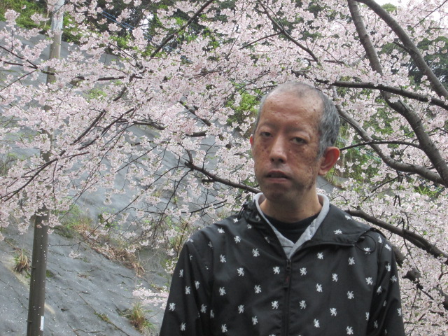 桜の木の前で 桜の木の前で