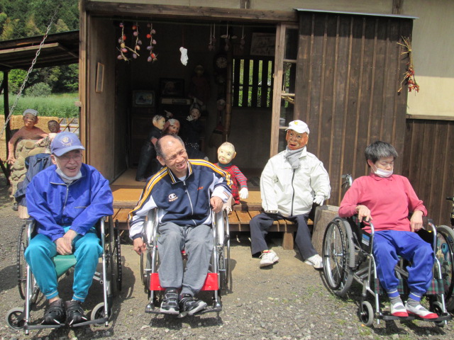 かかしの家の前で かかしの家の前で